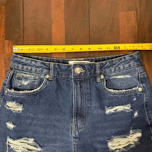 Refuge Denim Mom Jean Shorts Women’s Size 7 Distressed - Picture 3 of 5